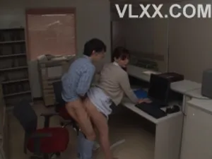 Chồng nợ nần làm vợ phải banh lồn ra trả