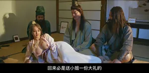 Nữ cosplayer thất nghiệp ở nhà tự sướng thì anh shipper đến giao hàng nhìn thấy